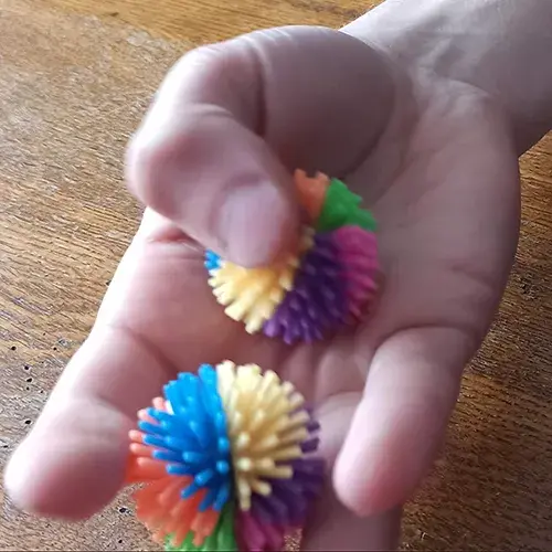 Balles sensorielles utilisées pour travailler la motricité fine en graphopédagogie.