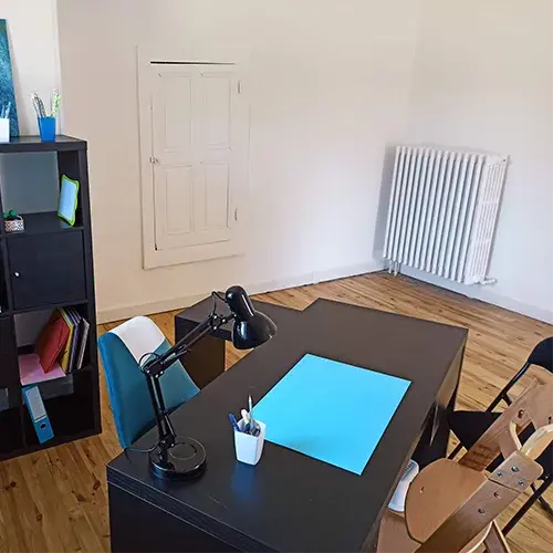 Bureau du cabinet de graphopédagogie avec espace dédié aux séances d’écriture.