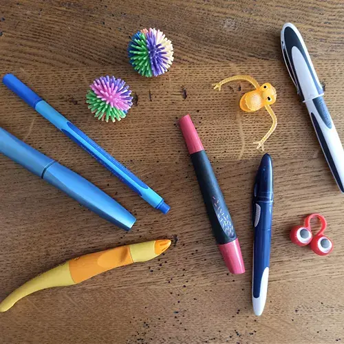 Outils utilisés en graphopédagogie pour améliorer la tenue du stylo et la motricité fine.
