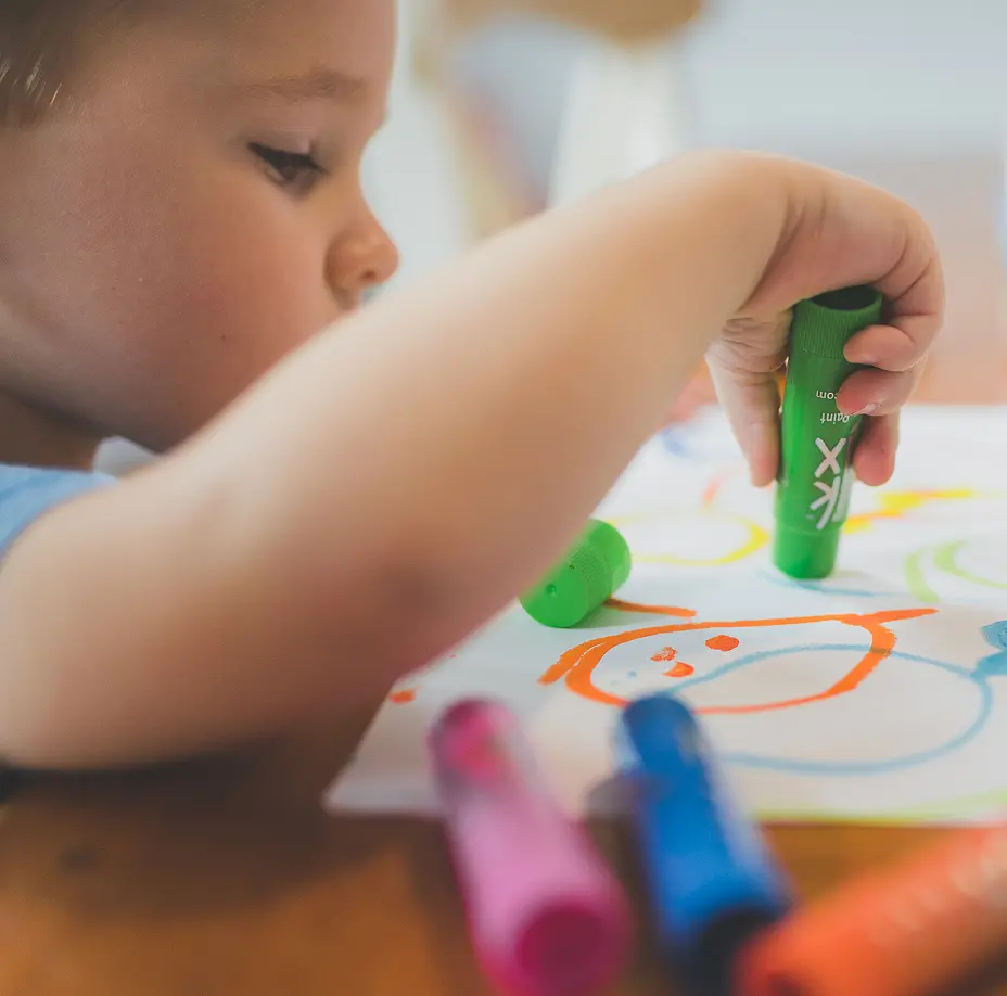 Enfant réalisant une activité de coloriage pour développer la motricité fine et l’écriture.